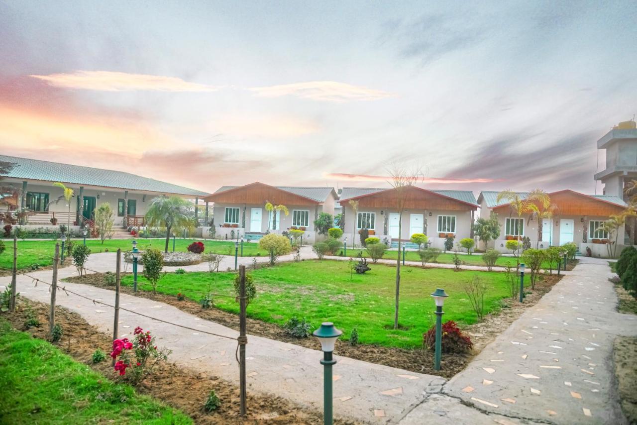 Hotel Greenland Safari Sauraha Exteriér fotografie
