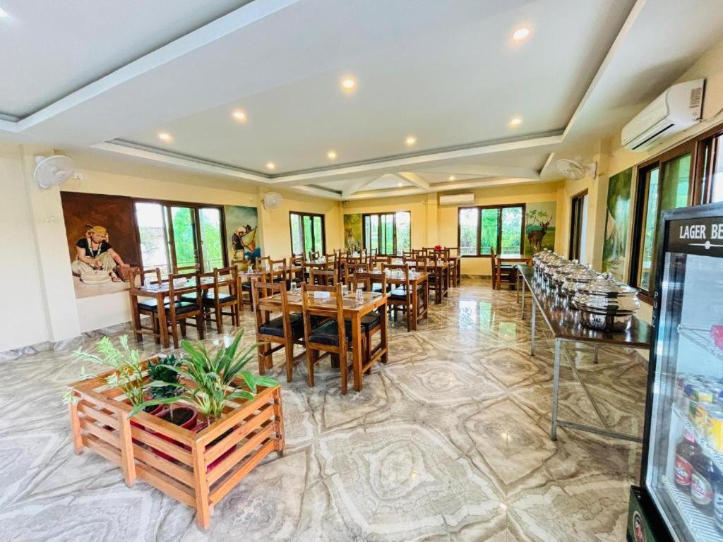 Hotel Greenland Safari Sauraha Exteriér fotografie